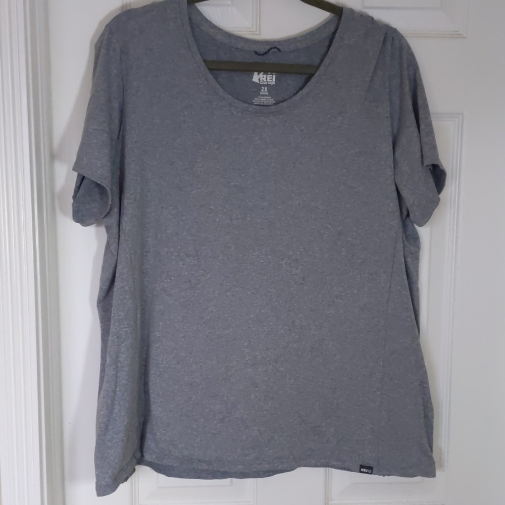 Rei 2x gray workout shirt